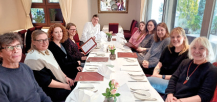 Mitarbeiter des Karren sitzen en einem Tisch.